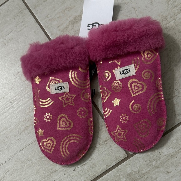 UGG Other - UGG Kids' Fuchsia and Gold Patterned mittens
Hand sewn ..nwt